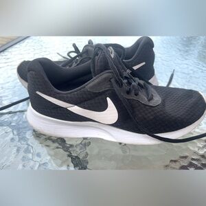 Black Nike sneaker! Size 8.5 in women’s!